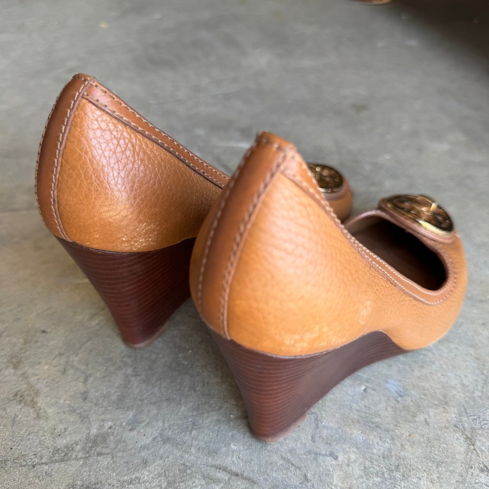 Tory Burch Sally Tan Leather Peep Toe Wedge Pumps Gold Reva Logo Size 6.5M - Picture 6 of 6